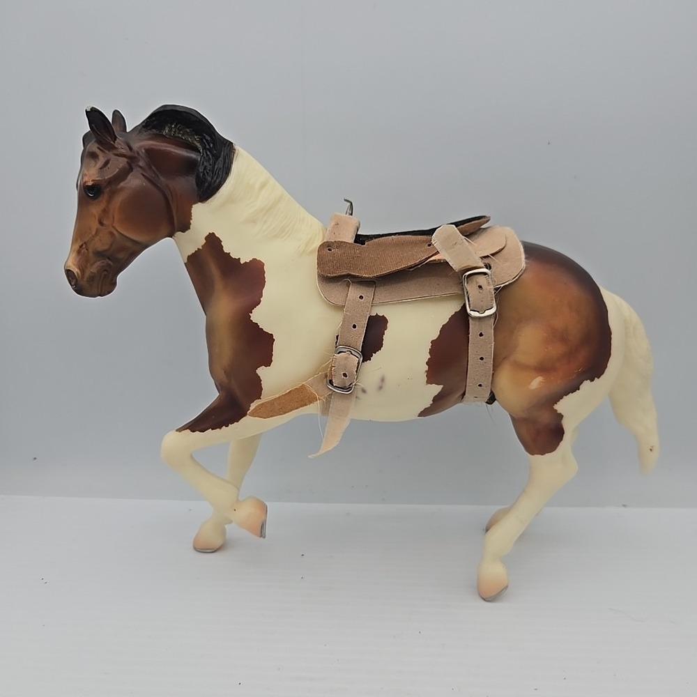 Breyer #430019 Paint Horse Bay Pinto with Breyer‎ Saddle